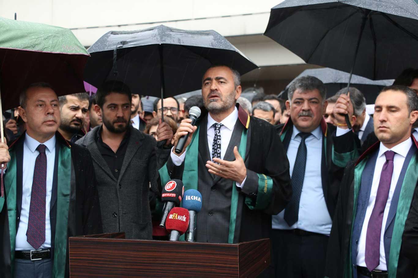 Şanlıurfa Barosu gözaltına alınan avukatlar için basın açıklaması düzenledi Şanlıurfa Barosu gözaltına alınan avukatlar için basın açıklaması düzenledi